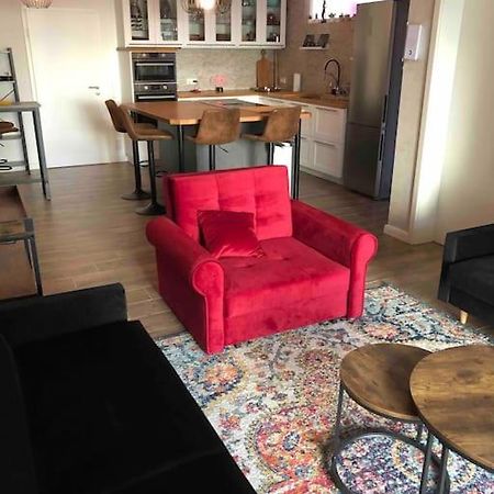Stylisches Maybach Appartement Mit Terrasse Fuer 5 Personen, 5 Betten, Grosse Kochinsel, Homeoffice Mit 250Mbit Wlan Aidlingen エクステリア 写真