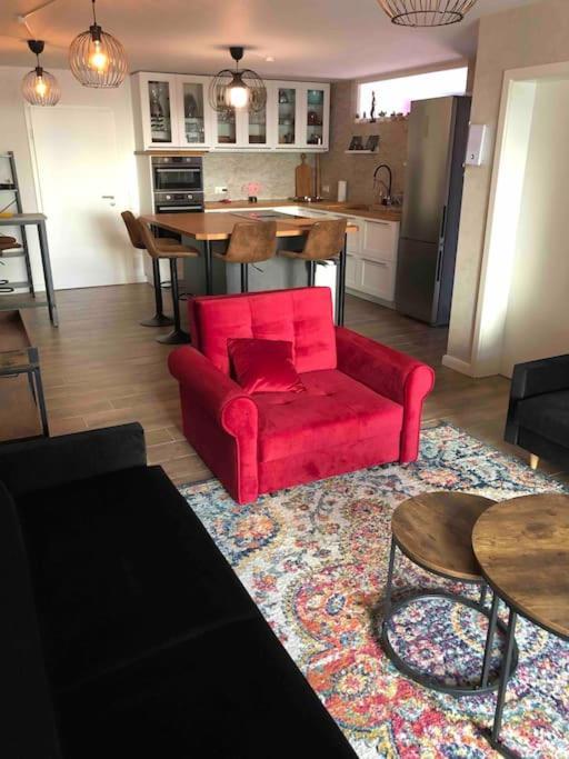 Stylisches Maybach Appartement Mit Terrasse Fuer 5 Personen, 5 Betten, Grosse Kochinsel, Homeoffice Mit 250Mbit Wlan Aidlingen エクステリア 写真
